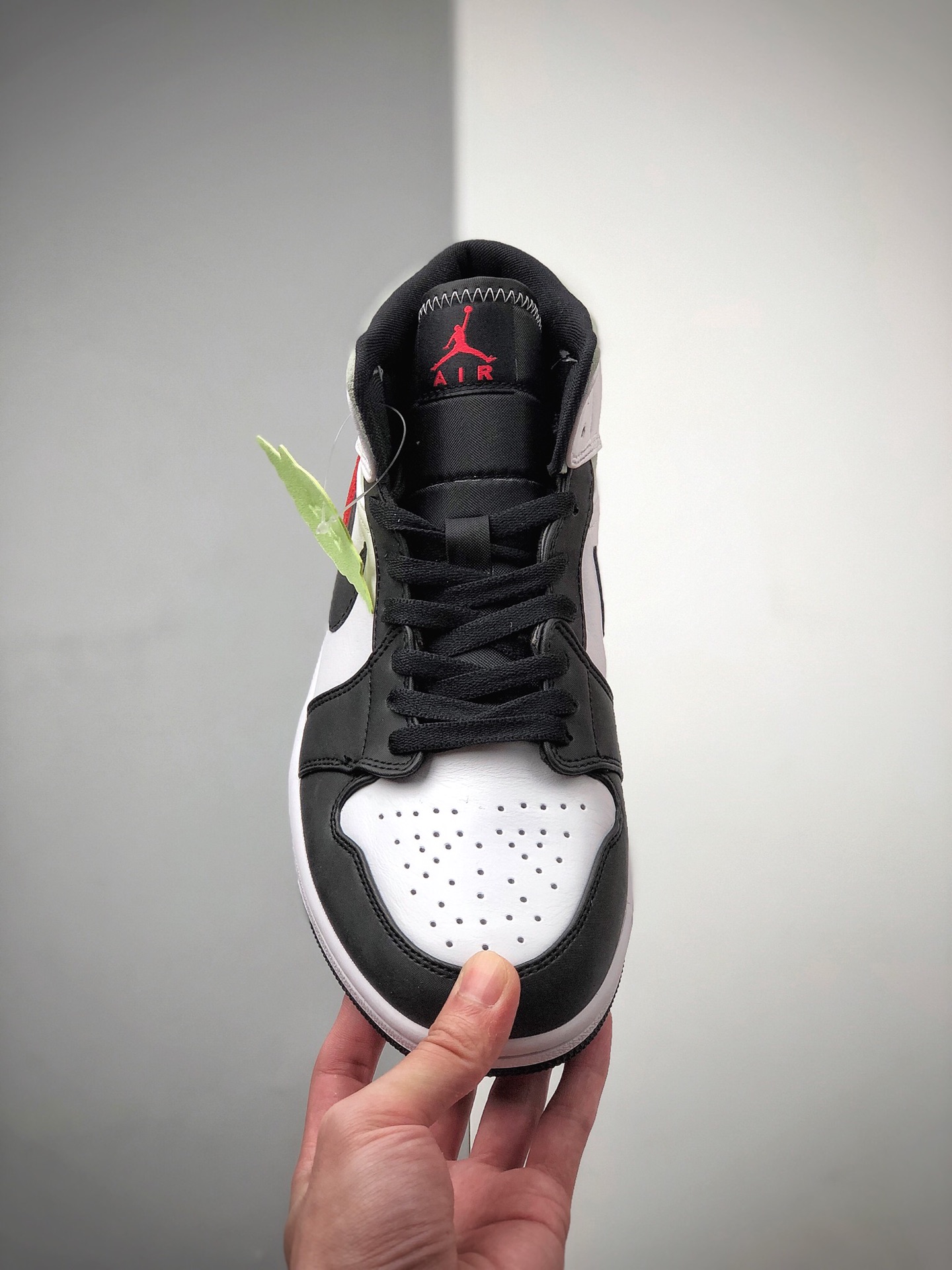 250 Air Jordan 1 Mid SE 黑白红尾 以灰色辅以黑白红的三原色852542-100