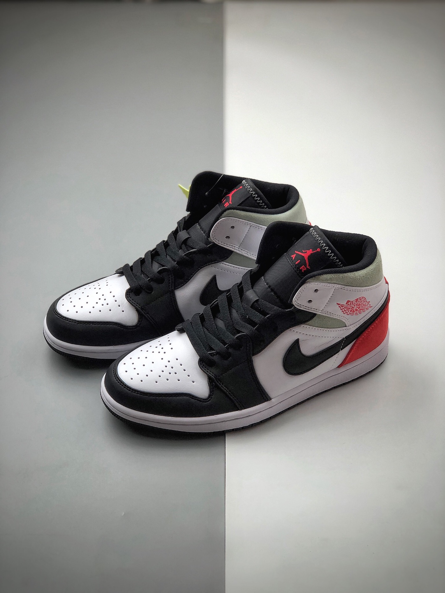 250 Air Jordan 1 Mid SE 黑白红尾 以灰色辅以黑白红的三原色852542-100