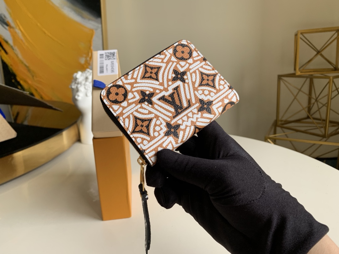 NO:395995,【Exclusive real shot M69496】CRAFTY ZIPPY Crafty accessories, leather goods and ready-to-wear collections are colorful and renewed, showing the beauty of abstract graffiti art with Monogram canvas. The compact configuration can easily accommodate coins, banknotes and cards 11.0 x 8.5 x 2.0 cm U.,LV [original leather],louis vuitton19860909【独家实拍M69496】CRAFTY ZIPPY Crafty 配饰、皮具和成衣系列缤纷焕新,以 Monogram 帆布展现抽象涂鸦艺术之美.紧凑构型可轻松容纳硬币、钞票和卡片 11.0 x 8.5 x 2.0 厘米 U.,LV【原厂皮】,louis vuitton,Bag