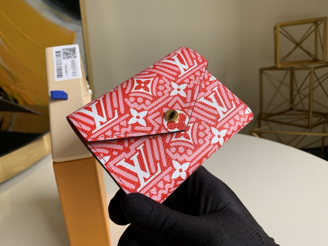 NO:395998,【djspqM69743】CRAFTY VICTORINE wallet (China limited model) LV Crafty accessories, leather goods and ready-to-wear series draw inspiration for abstract graffiti art, and specially launched this Victorine wallet on the Chinese Valentine Festival, allowing the classic Monogram canvas to release the colorful fun. 12.0 x 9.5 x 1.5 cm U.,LV [original leather],louis vuitton19860909【djspqM69743】CRAFTY VICTORINE 钱夹（中国限定款）LV Crafty 配饰、皮具和成衣系列汲取抽象涂鸦艺术灵感,于七夕节特别推出此款 Victorine 钱夹,令经典 Monogram 帆布释放缤纷意趣.12.0 x 9.5 x 1.5 厘米 U.,LV【原厂皮】,louis vuitton,Bag