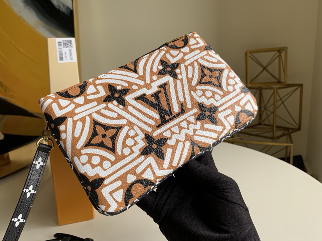 NO:396001,【Exclusive real shot M69488】Crafty accessories, leather goods and ready-to-wear series take inspiration to abstract graffiti art, renewing Pochette Double Zip shoulder strap bag Monogram canvas rendering colorful prints, pockets and removable shoulder straps add flexible functions. Size: 20.0 x 12.5 x 3.0 cm U.,LV [original leather],louis vuitton19860909【独家实拍M69488】Crafty 配饰、皮具和成衣系列向抽象涂鸦艺术采撷灵感,焕新 Pochette Double Zip 肩带包 Monogram 帆布渲染缤纷印花,口袋和可拆卸肩带增添灵活功能. 尺寸: 20.0 x 12.5 x 3.0 cm U.,LV【原厂皮】,louis vuitton,Bag