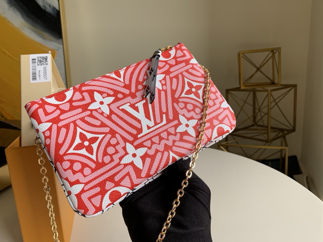 NO:396004,【Exclusive real shot M69507】Crafty accessories, leather goods and ready-to-wear series take inspiration to abstract graffiti art, renewing Pochette Double Zip chain bag. Monogram canvas rendering colorful prints, pockets and removable shoulder straps add flexibility. Size: 20.0 x 12.5 x 3.0 cm U.,LV [original leather],louis vuitton19860909【独家实拍M69507】Crafty 配饰、皮具和成衣系列向抽象涂鸦艺术采撷灵感,焕新 Pochette Double Zip 链条包. Monogram 帆布渲染缤纷印花,口袋和可拆卸肩带增添灵活功能. 尺寸: 20.0 x 12.5 x 3.0 cm U.,LV【原厂皮】,louis vuitton,Bag