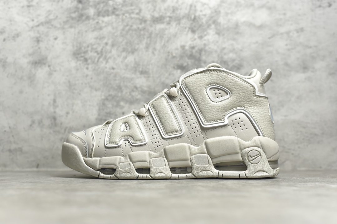 H5 公司级别 NK Wmns Air More Uptempo 骨白斯科特.皮蓬的战靴.AIR MORE UPTEMPO绝对是NIKE篮球鞋历史上最耀眼的里程碑之一.NIKE一直以来都不断的提升气垫的容量来捍卫气垫的地位.当前后掌的花样全被玩完以后,NIKE终于打出了奠定王朝基础的一张牌:AIR MORE UPTEMPO.全掌外露气垫