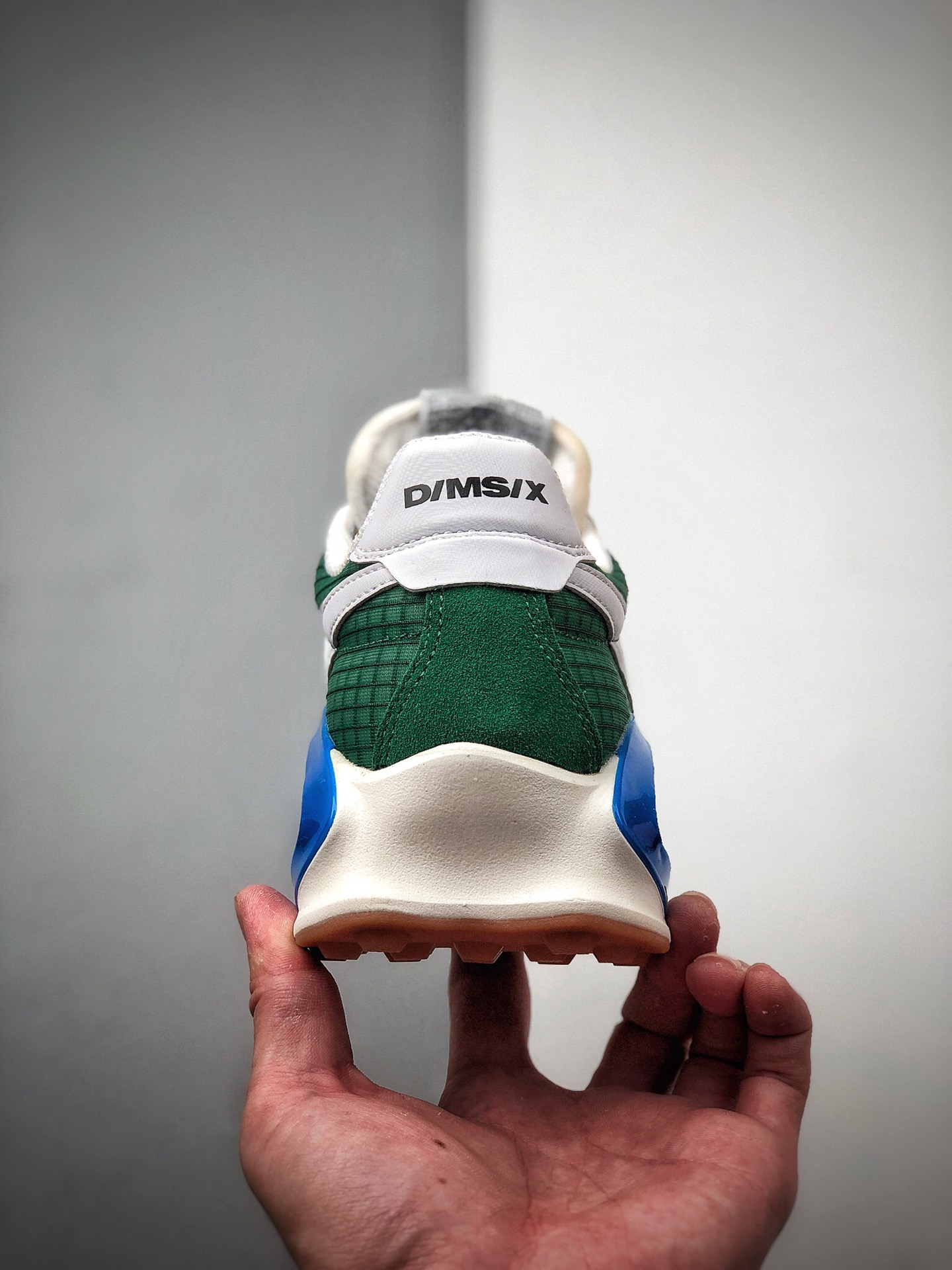 250 公司级Nike D/MS/X  Waffle “Starfish”采用了流线型的中底造型CQ0205-800