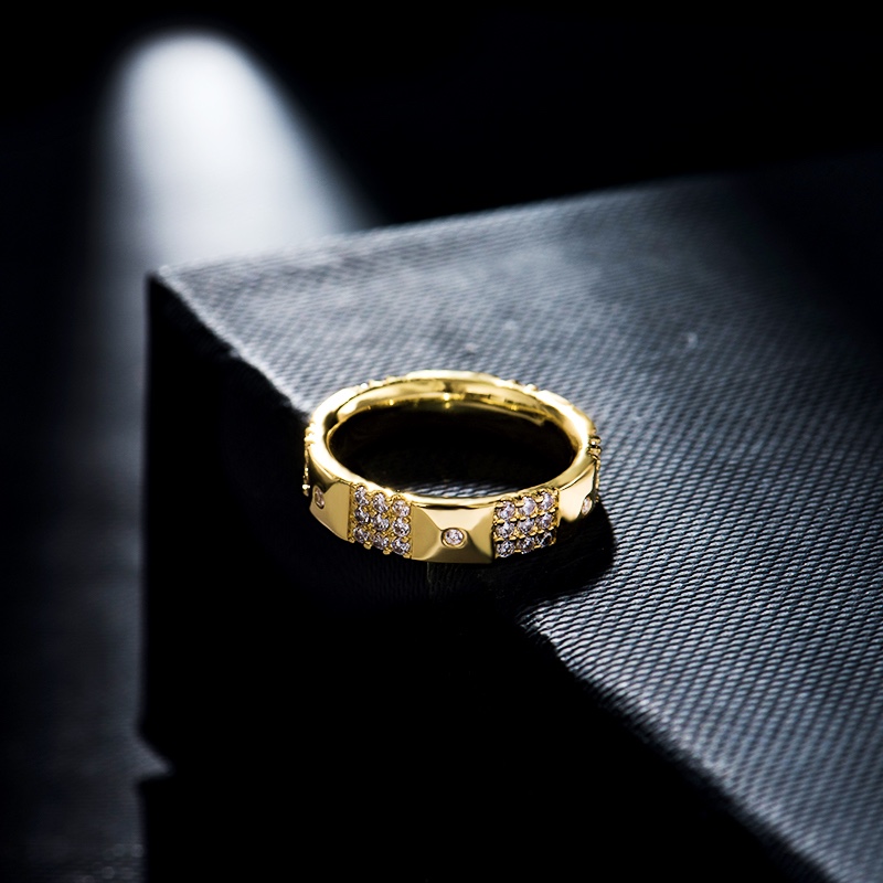 💰80 高品质❗Apm monaco 新款几何铆钉半钻戒指！这一期的系列融合了丰富靓丽色彩与几何设计，为混搭时尚营造更多的摩登感，造型各异，让你的时尚风格更添加话题性跟趣味～可以多款叠戴码数678