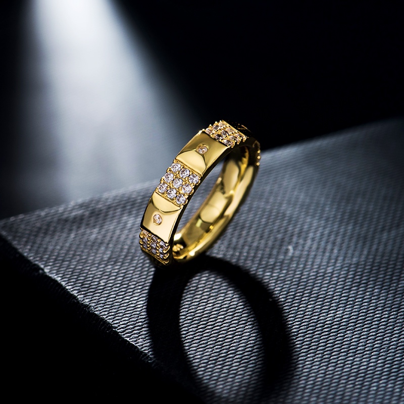 💰80 高品质❗Apm monaco 新款几何铆钉半钻戒指！这一期的系列融合了丰富靓丽色彩与几何设计，为混搭时尚营造更多的摩登感，造型各异，让你的时尚风格更添加话题性跟趣味～可以多款叠戴码数678