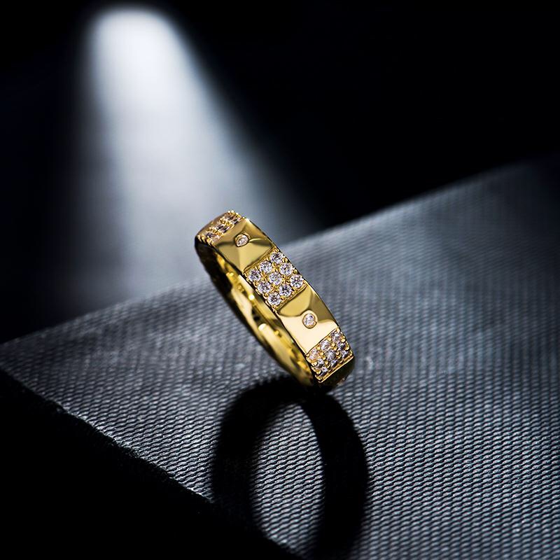 💰80 高品质❗Apm monaco 新款几何铆钉半钻戒指！这一期的系列融合了丰富靓丽色彩与几何设计，为混搭时尚营造更多的摩登感，造型各异，让你的时尚风格更添加话题性跟趣味～可以多款叠戴码数678