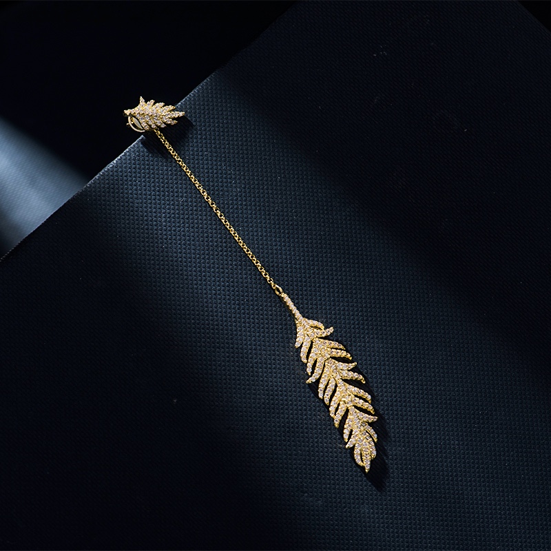 💰80 高品质❗Apm monaco单只羽毛长款耳环！🥰好看到炸裂，精致的耳钉部分可以分开单独佩戴，细细的链条坠以灵动飘逸的金色羽毛，整体非常小女人又不失大方～两色可选