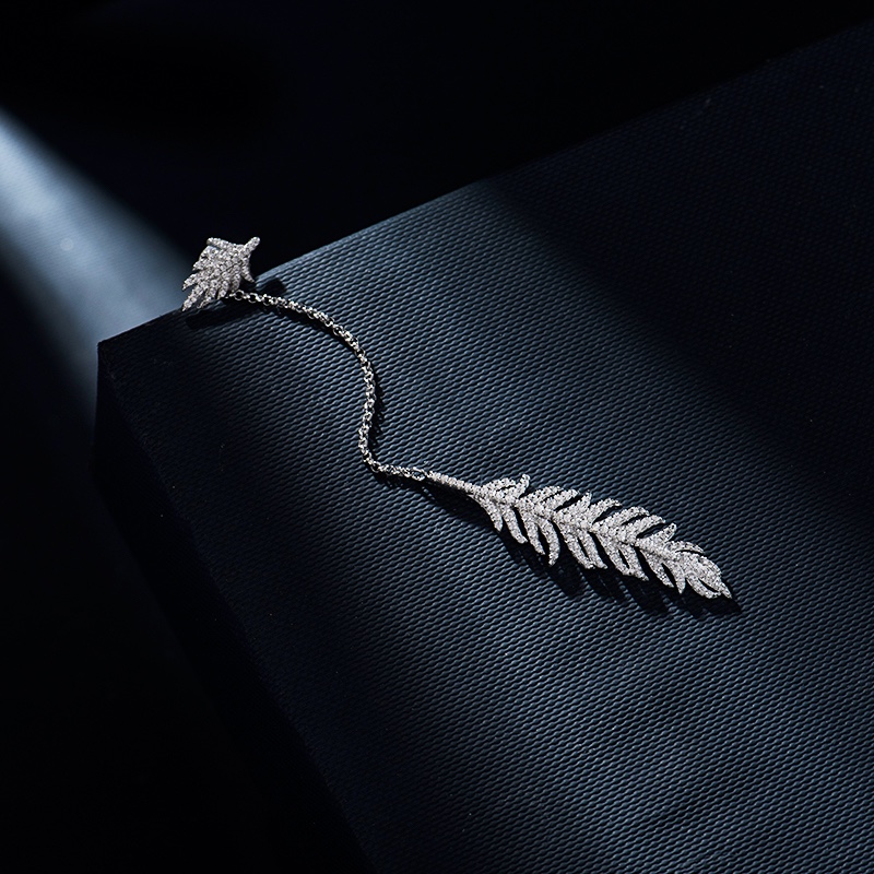 💰80 高品质❗Apm monaco单只羽毛长款耳环！🥰好看到炸裂，精致的耳钉部分可以分开单独佩戴，细细的链条坠以灵动飘逸的金色羽毛，整体非常小女人又不失大方～两色可选