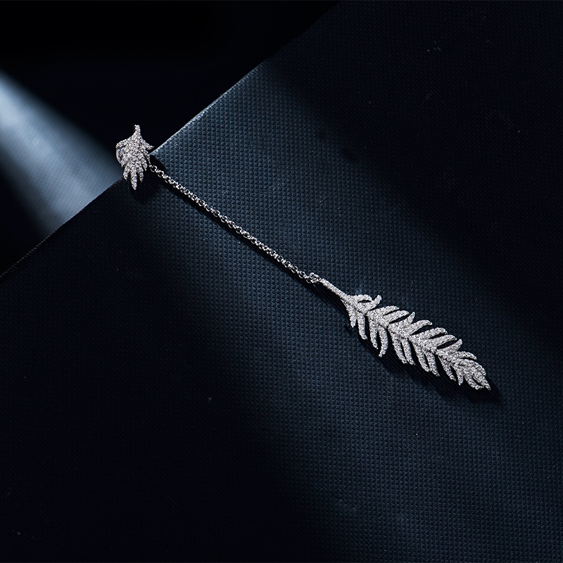 💰80 高品质❗Apm monaco单只羽毛长款耳环！🥰好看到炸裂，精致的耳钉部分可以分开单独佩戴，细细的链条坠以灵动飘逸的金色羽毛，整体非常小女人又不失大方～两色可选