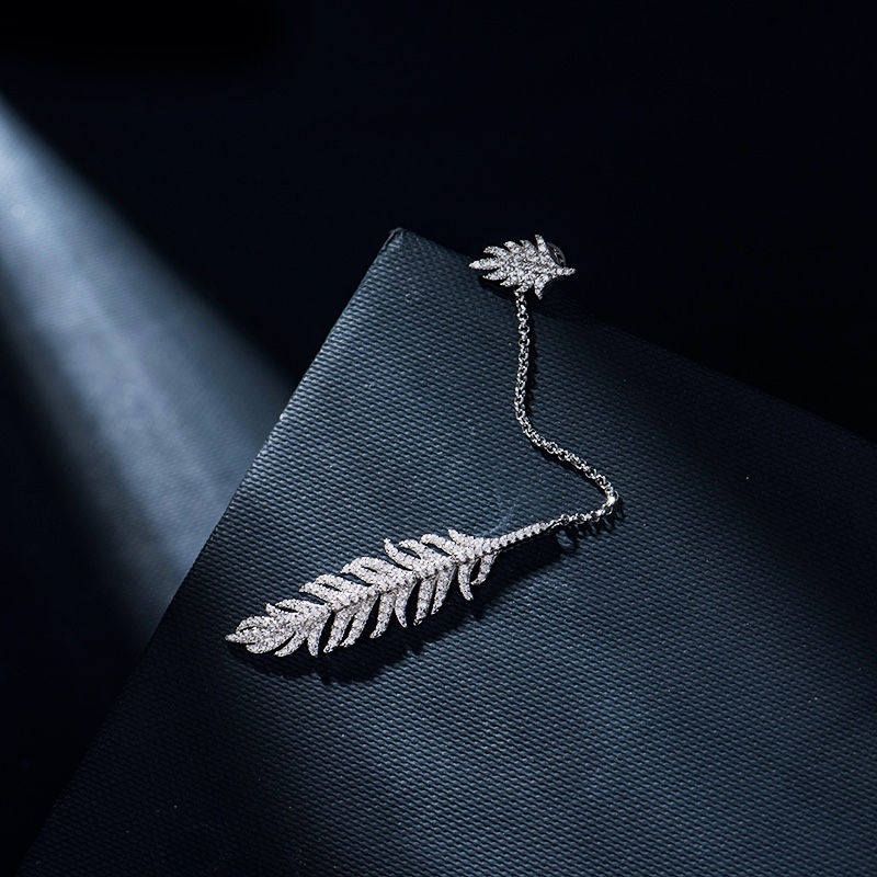 💰80 高品质❗Apm monaco单只羽毛长款耳环！🥰好看到炸裂，精致的耳钉部分可以分开单独佩戴，细细的链条坠以灵动飘逸的金色羽毛，整体非常小女人又不失大方～两色可选