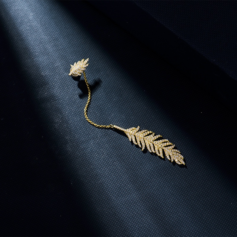 💰80 高品质❗Apm monaco单只羽毛长款耳环！🥰好看到炸裂，精致的耳钉部分可以分开单独佩戴，细细的链条坠以灵动飘逸的金色羽毛，整体非常小女人又不失大方～两色可选