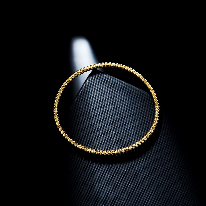 高品质❗️Apm monaco金色细款麻花扭纹钻手镯！简约大方的一款手镯，可以与其他款式搭配叠戴，日常佩戴都是很个性小清新的～圆形手镯圈
光面💰90
排钻💰110