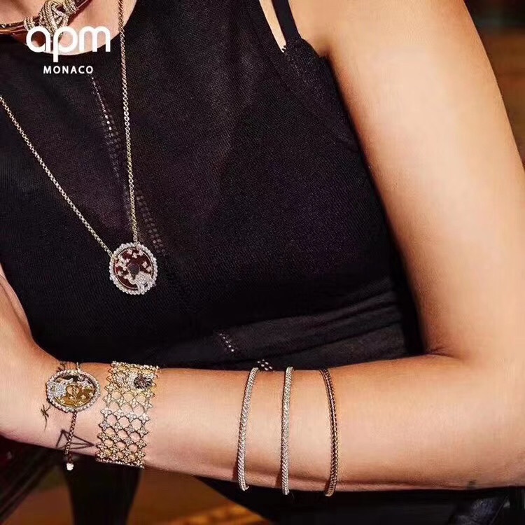 高品质❗️Apm monaco金色细款麻花扭纹钻手镯！简约大方的一款手镯，可以与其他款式搭配叠戴，日常佩戴都是很个性小清新的～圆形手镯圈
光面💰90
排钻💰110