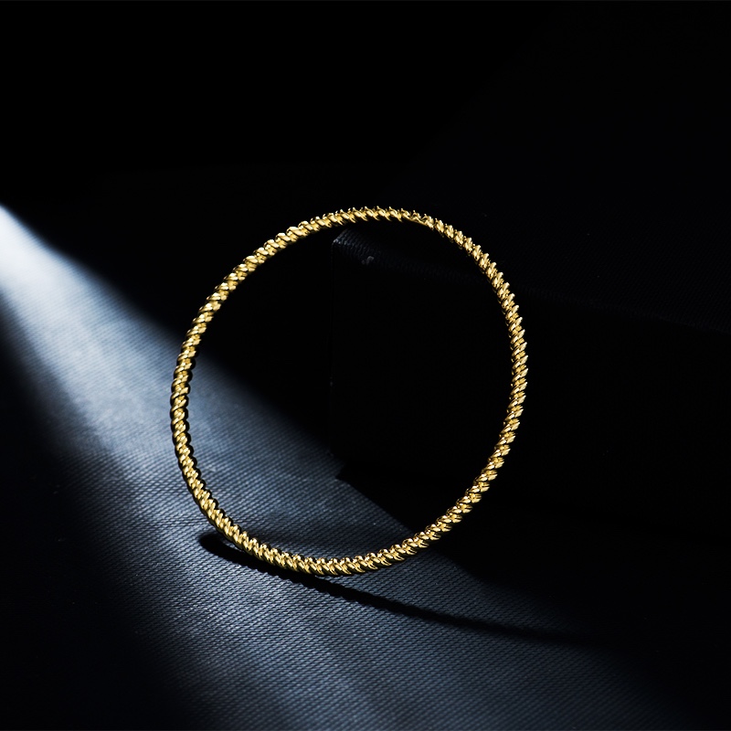 高品质❗️Apm monaco金色细款麻花扭纹钻手镯！简约大方的一款手镯，可以与其他款式搭配叠戴，日常佩戴都是很个性小清新的～圆形手镯圈
光面💰90
排钻💰110