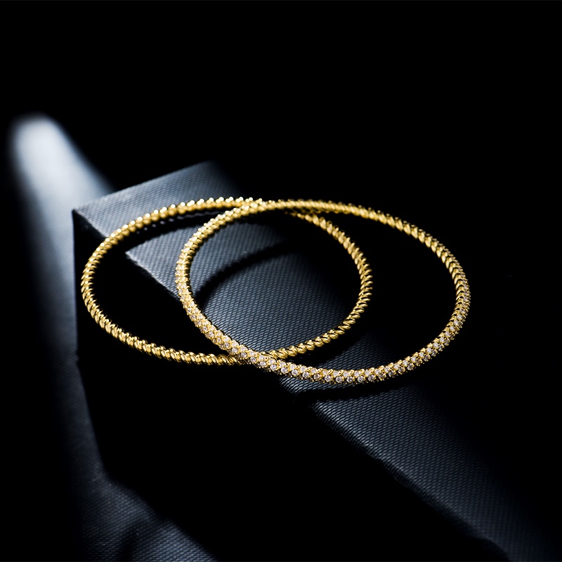 高品质❗️Apm monaco金色细款麻花扭纹钻手镯！简约大方的一款手镯，可以与其他款式搭配叠戴，日常佩戴都是很个性小清新的～圆形手镯圈
光面💰90
排钻💰110