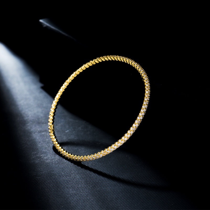 高品质❗️Apm monaco金色细款麻花扭纹钻手镯！简约大方的一款手镯，可以与其他款式搭配叠戴，日常佩戴都是很个性小清新的～圆形手镯圈
光面💰90
排钻💰110