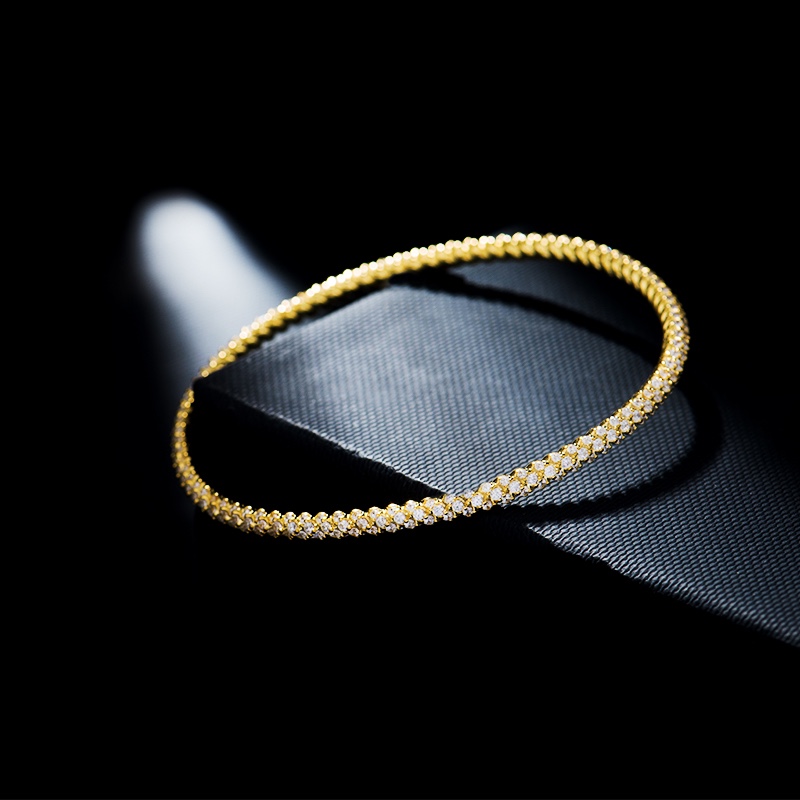 高品质❗️Apm monaco金色细款麻花扭纹钻手镯！简约大方的一款手镯，可以与其他款式搭配叠戴，日常佩戴都是很个性小清新的～圆形手镯圈
光面💰90
排钻💰110