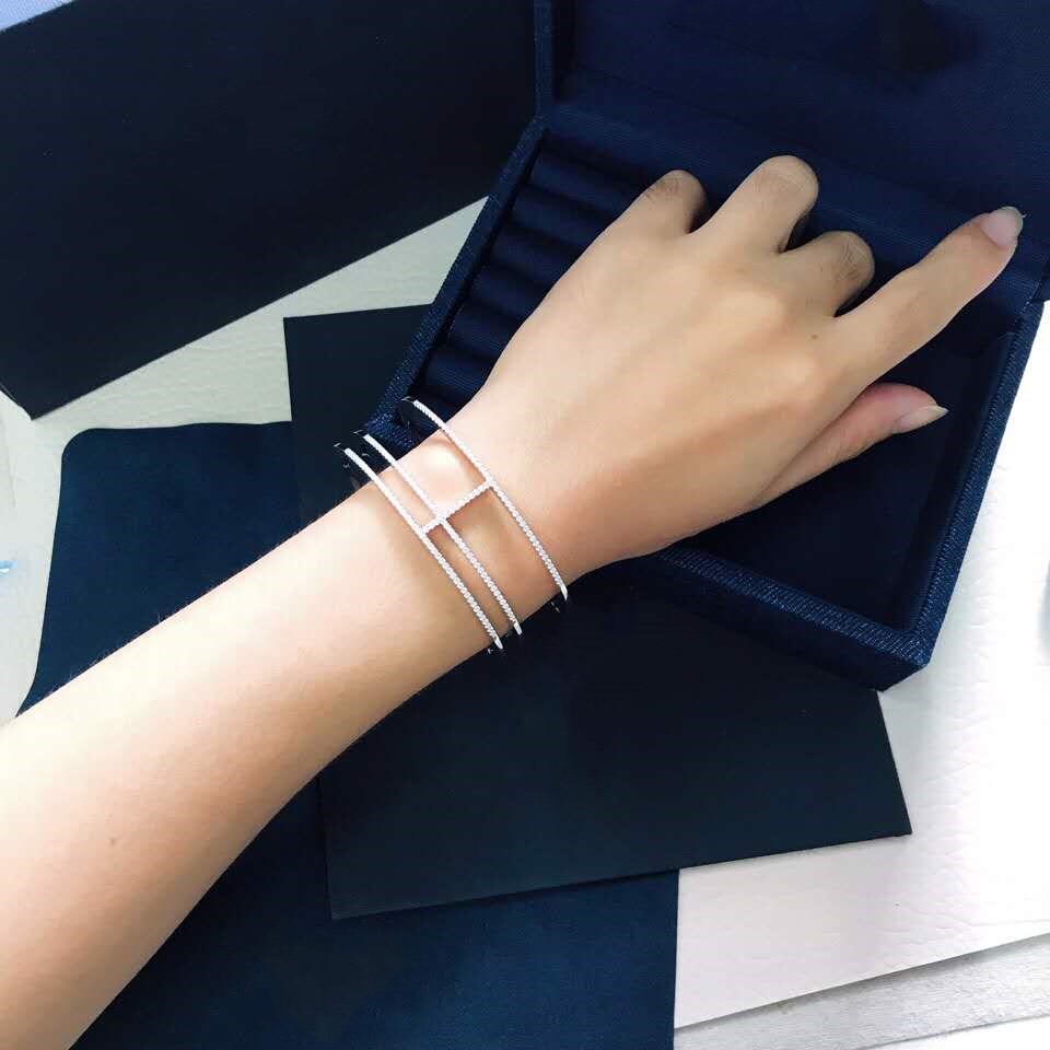 💰115 高品质❗Apm monaco王字三层手镯！手镯整体比较厚实，镶钻比较细密，戴上显得手很秀气，比较市场百搭～自带叠戴效果，一点也不浮夸！