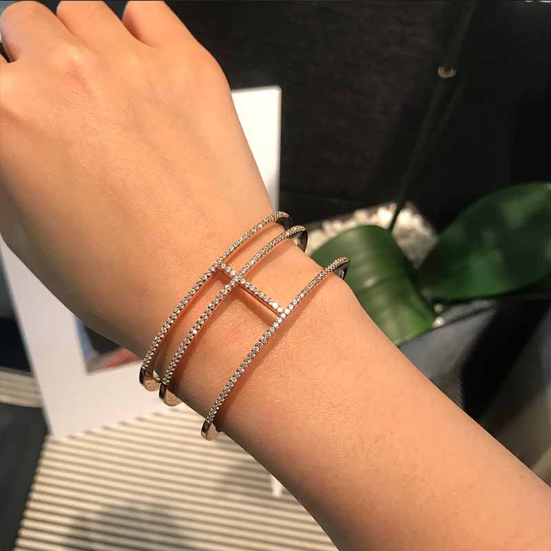 💰115 高品质❗Apm monaco王字三层手镯！手镯整体比较厚实，镶钻比较细密，戴上显得手很秀气，比较市场百搭～自带叠戴效果，一点也不浮夸！