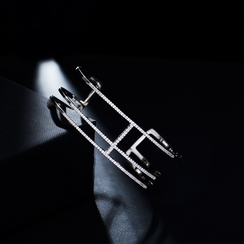 💰115 高品质❗Apm monaco王字三层手镯！手镯整体比较厚实，镶钻比较细密，戴上显得手很秀气，比较市场百搭～自带叠戴效果，一点也不浮夸！