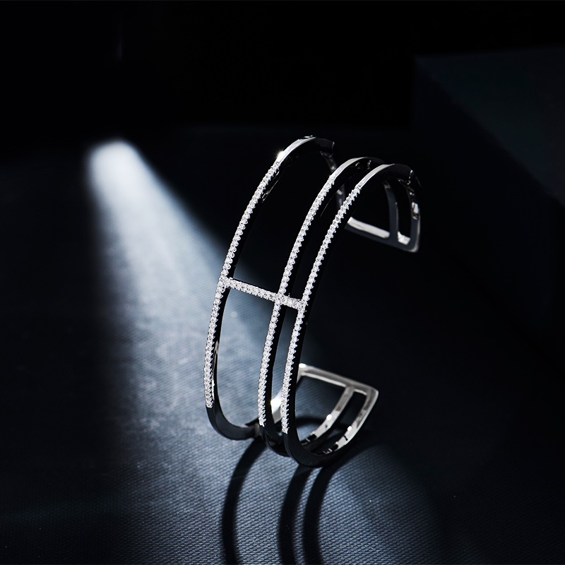 💰115 高品质❗Apm monaco王字三层手镯！手镯整体比较厚实，镶钻比较细密，戴上显得手很秀气，比较市场百搭～自带叠戴效果，一点也不浮夸！