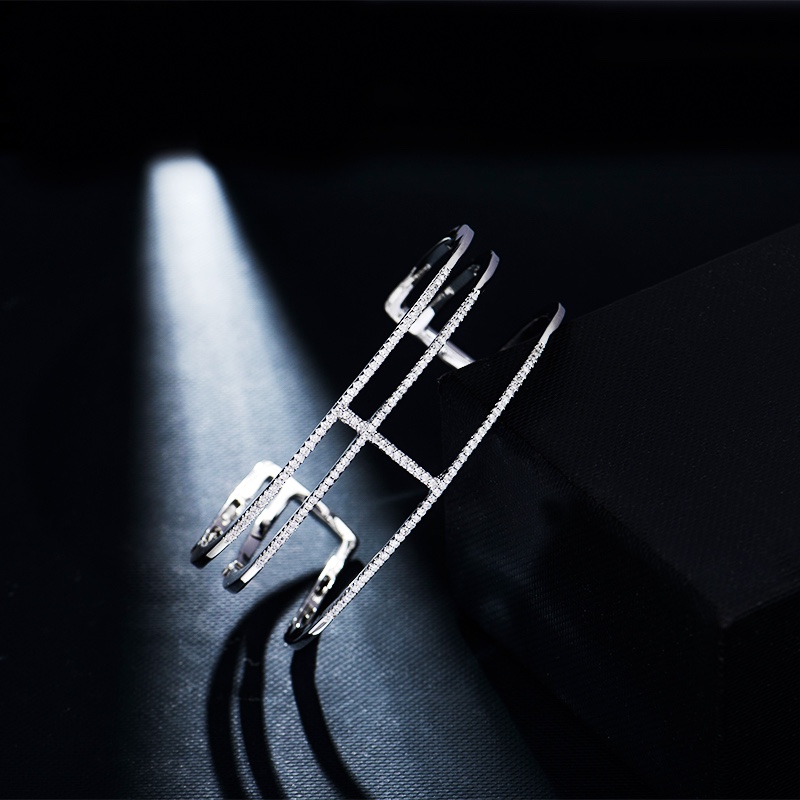 💰115 高品质❗Apm monaco王字三层手镯！手镯整体比较厚实，镶钻比较细密，戴上显得手很秀气，比较市场百搭～自带叠戴效果，一点也不浮夸！