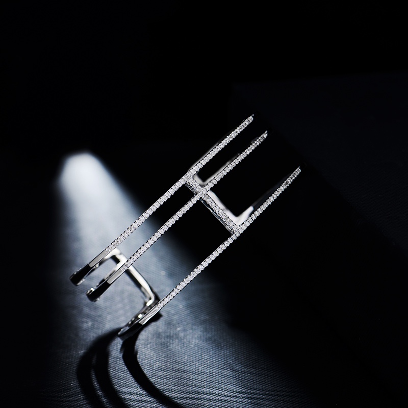 💰115 高品质❗Apm monaco王字三层手镯！手镯整体比较厚实，镶钻比较细密，戴上显得手很秀气，比较市场百搭～自带叠戴效果，一点也不浮夸！