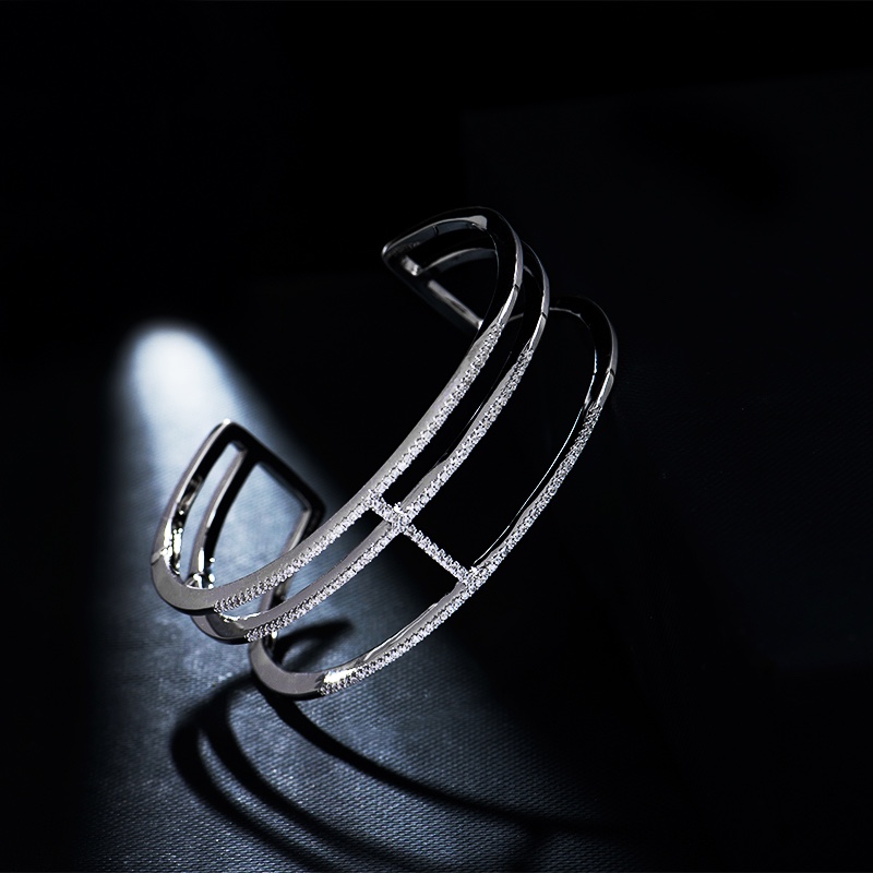 💰115 高品质❗Apm monaco王字三层手镯！手镯整体比较厚实，镶钻比较细密，戴上显得手很秀气，比较市场百搭～自带叠戴效果，一点也不浮夸！