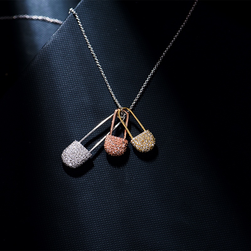 💰125  高品质❗Apm monaco三曲别针三色📎项链！真的好闪耀，好独特的设计，女生应该对blingbling的东西没有抵抗力的，而且自带叠搭效果，简直不要太好看～可调节长短