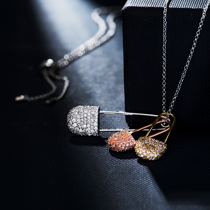 💰125  高品质❗Apm monaco三曲别针三色📎项链！真的好闪耀，好独特的设计，女生应该对blingbling的东西没有抵抗力的，而且自带叠搭效果，简直不要太好看～可调节长短