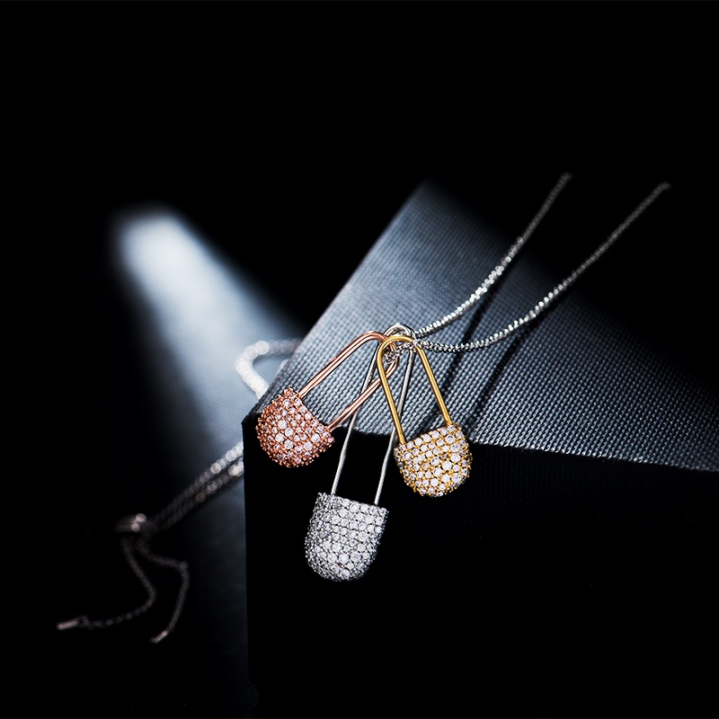 💰125  高品质❗Apm monaco三曲别针三色📎项链！真的好闪耀，好独特的设计，女生应该对blingbling的东西没有抵抗力的，而且自带叠搭效果，简直不要太好看～可调节长短