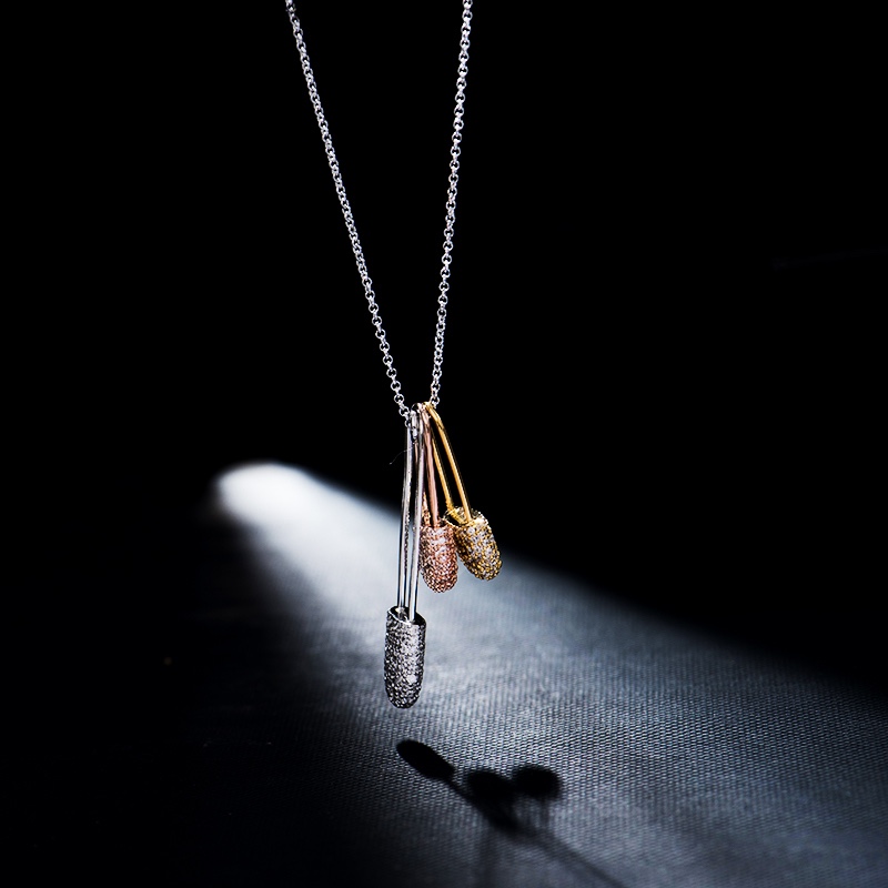 💰125  高品质❗Apm monaco三曲别针三色📎项链！真的好闪耀，好独特的设计，女生应该对blingbling的东西没有抵抗力的，而且自带叠搭效果，简直不要太好看～可调节长短