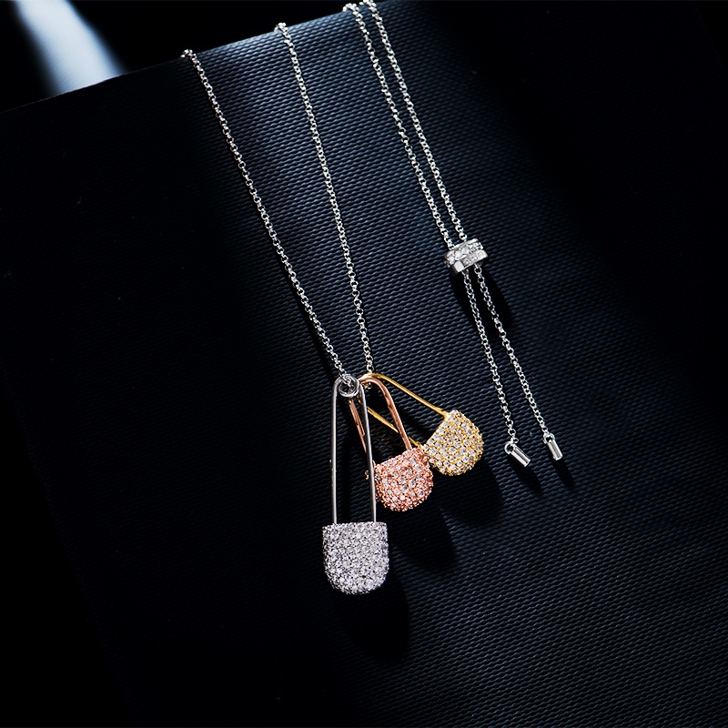 💰125  高品质❗Apm monaco三曲别针三色📎项链！真的好闪耀，好独特的设计，女生应该对blingbling的东西没有抵抗力的，而且自带叠搭效果，简直不要太好看～可调节长短