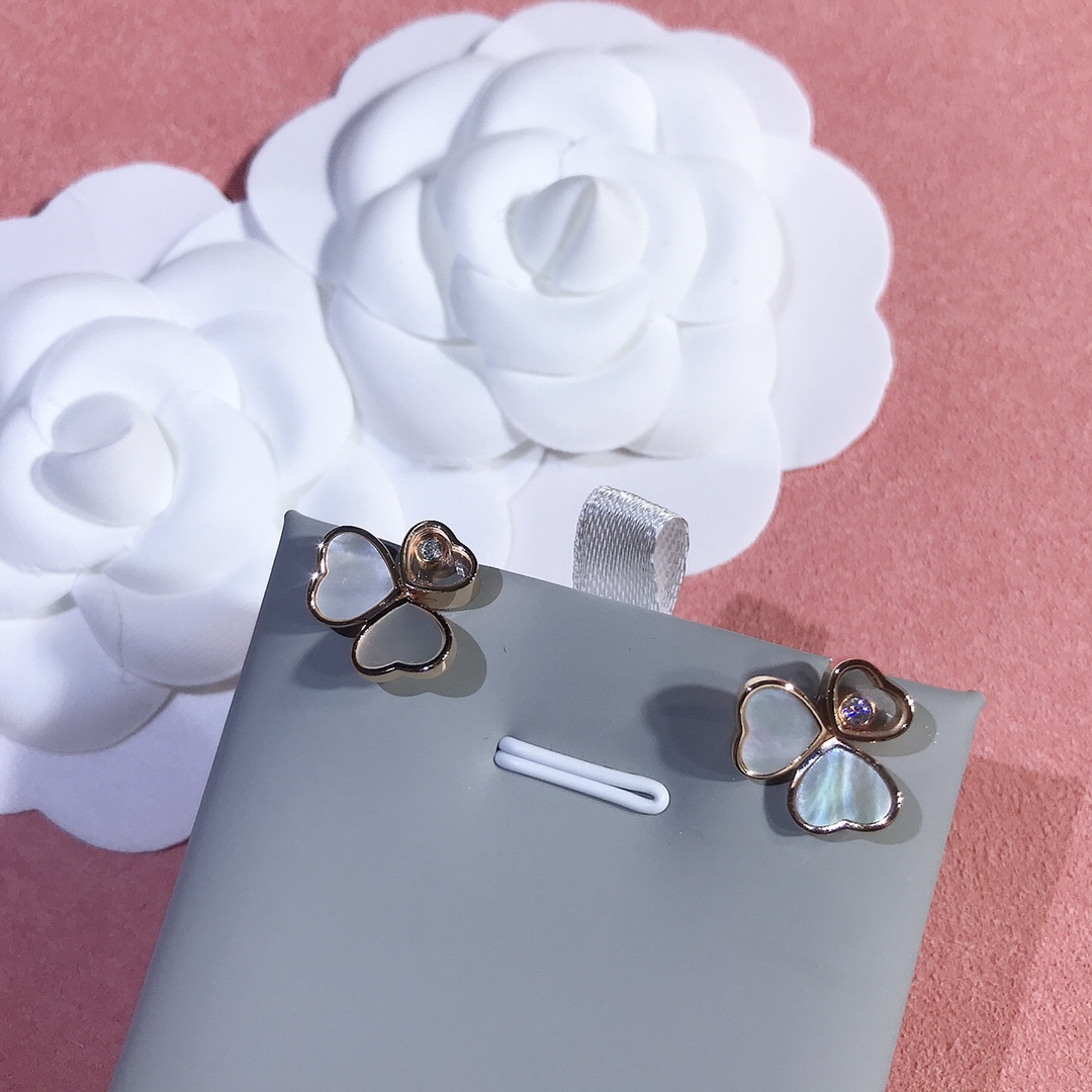 NO:632577,Chopard Hay Hearts series, the hearts are not ordinary glass, we have the same sapphire glass lens as Z, the same sapphire mirror used in high-end watches, which is super wear-resistant and more translucent than ordinary glass. The heart is CNC carved, very three-dimensional and clean, with a super prominent texture, complete details, word stamps and steel stamps, in stock...88300,,chopard,Cardia high-end jewelry19860909萧邦Hay Hearts系列 心上不是普通玻璃,我们是跟Z一样的蓝宝石玻璃镜片,跟高端手表用的一样的蓝宝石镜面,超级耐磨而且比普通玻璃更透光,心是CNC精雕成型,非常立体干净质感超级凸显,细节,字印钢印全齐,现货……88300,,chopard,卡迪亚高端饰品,Jewelry