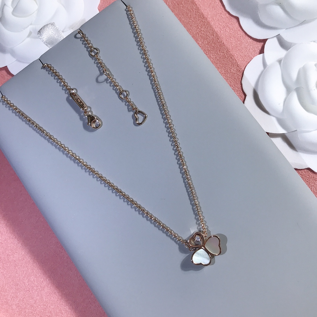 NO:634315,Chopard Hay Hearts series, the hearts are not ordinary glass, we have the same sapphire glass lens as Z, the same sapphire mirror used in high-end watches, which is super wear-resistant and more translucent than ordinary glass. The heart is CNC carved, very three-dimensional and clean, with super prominent texture, complete details, word stamps and steel stamps, in stock...88280,,chopard,Cardia high-end jewelry19860909萧邦Hay Hearts系列 心上不是普通玻璃,我们是跟Z一样的蓝宝石玻璃镜片,跟高端手表用的一样的蓝宝石镜面,超级耐磨而且比普通玻璃更透光,心是CNC精雕成型,非常立体干净质感超级凸显,细节,字印钢印全齐,现货……88280,,chopard,卡迪亚高端饰品,Jewelry