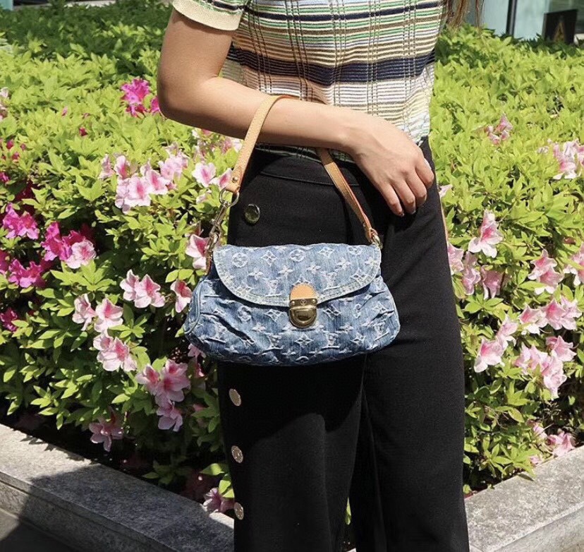 NO:552139,【Vintage denim shoulder bag】 M95050 blue (denim) model pictures,,satchels19860909【Vintage 牛仔挎包】 M95050 蓝色（牛仔） 模特图,,satchels,Bag