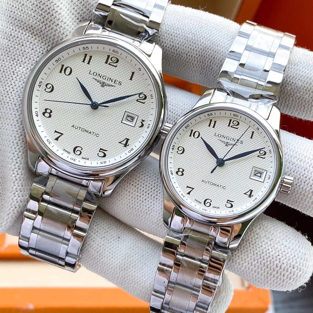 💰260。皮带品牌： 浪琴-LONGINES  名匠系列类型：情侣对表表壳：316精钢（做工优质）表带：进口小牛皮/316精钢（两种可选）机芯：高级定制全自动机芯（走时精准）玻璃：高级矿物质玻璃镜面（防划花）尺寸：男直径39mm，厚度11mm，女直径33mm，厚度11mm🔥顶级出品 精品不断🔥