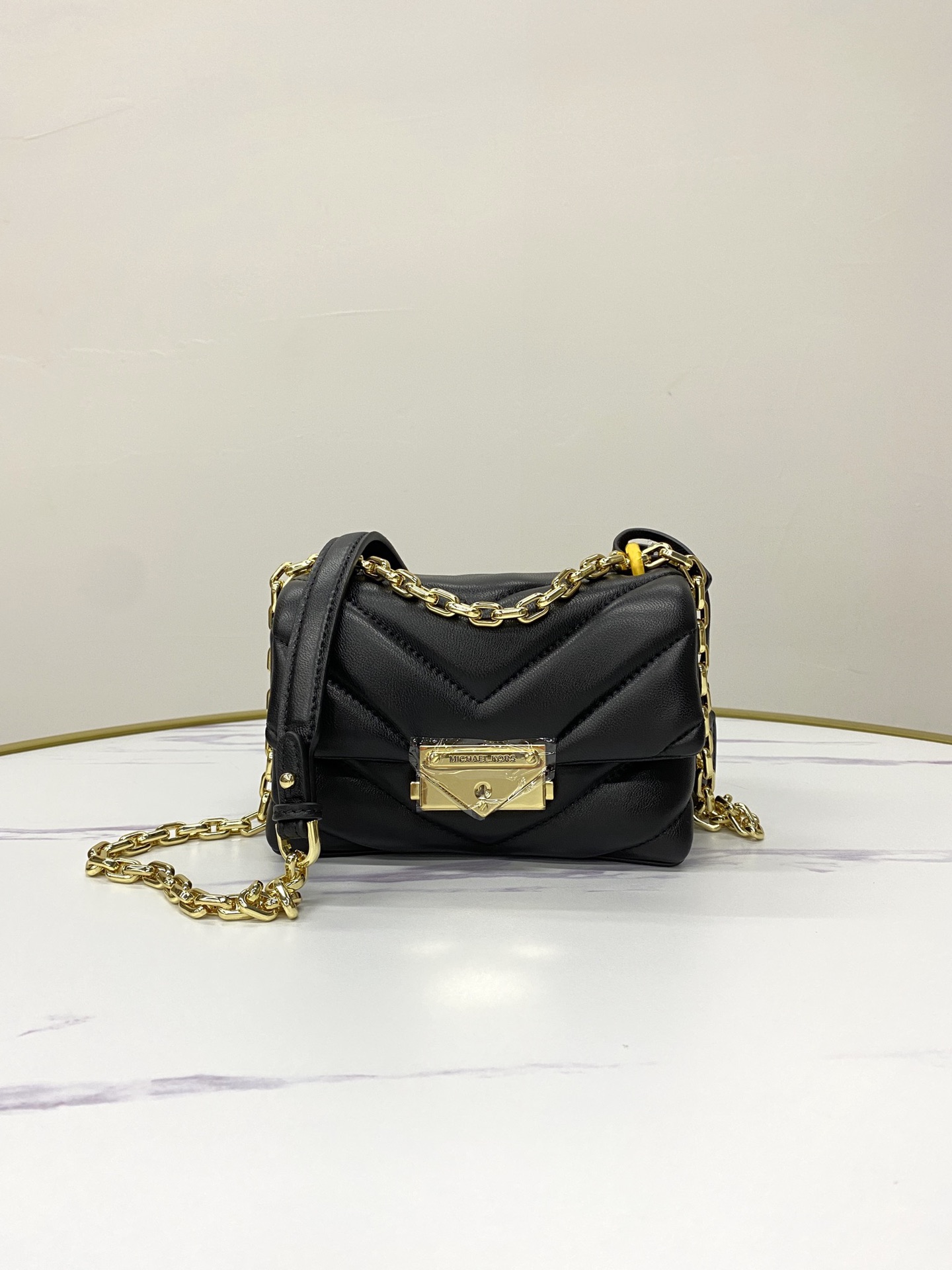 Michael Kors ～mk cece羊‮绣皮‬花V型新款小号 小链条 长‮带肩‬斜挎单肩两用女士包 一个包