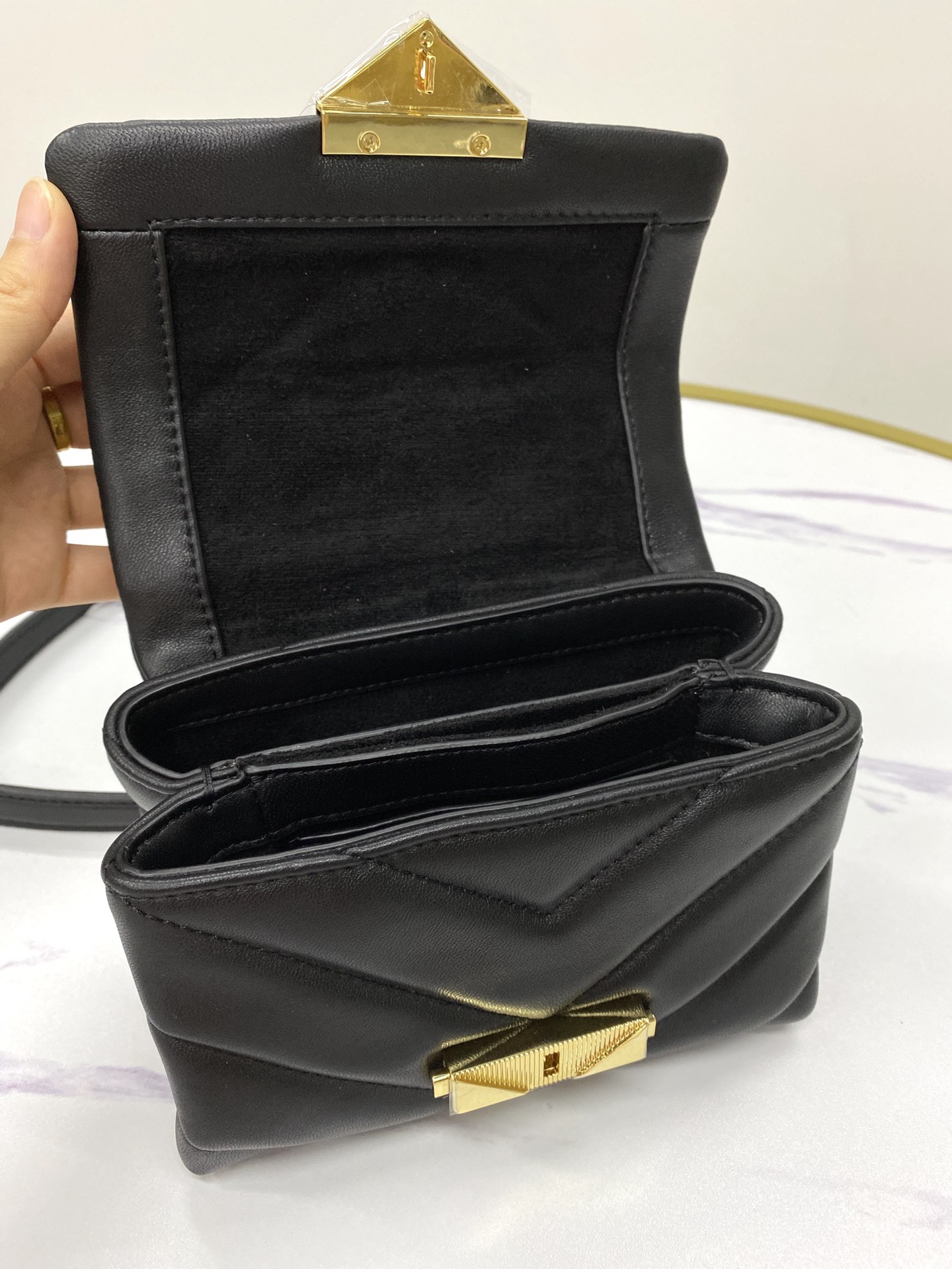 Michael Kors ～mk cece羊‮绣皮‬花V型新款小号 小链条 长‮带肩‬斜挎单肩两用女士包 一个包