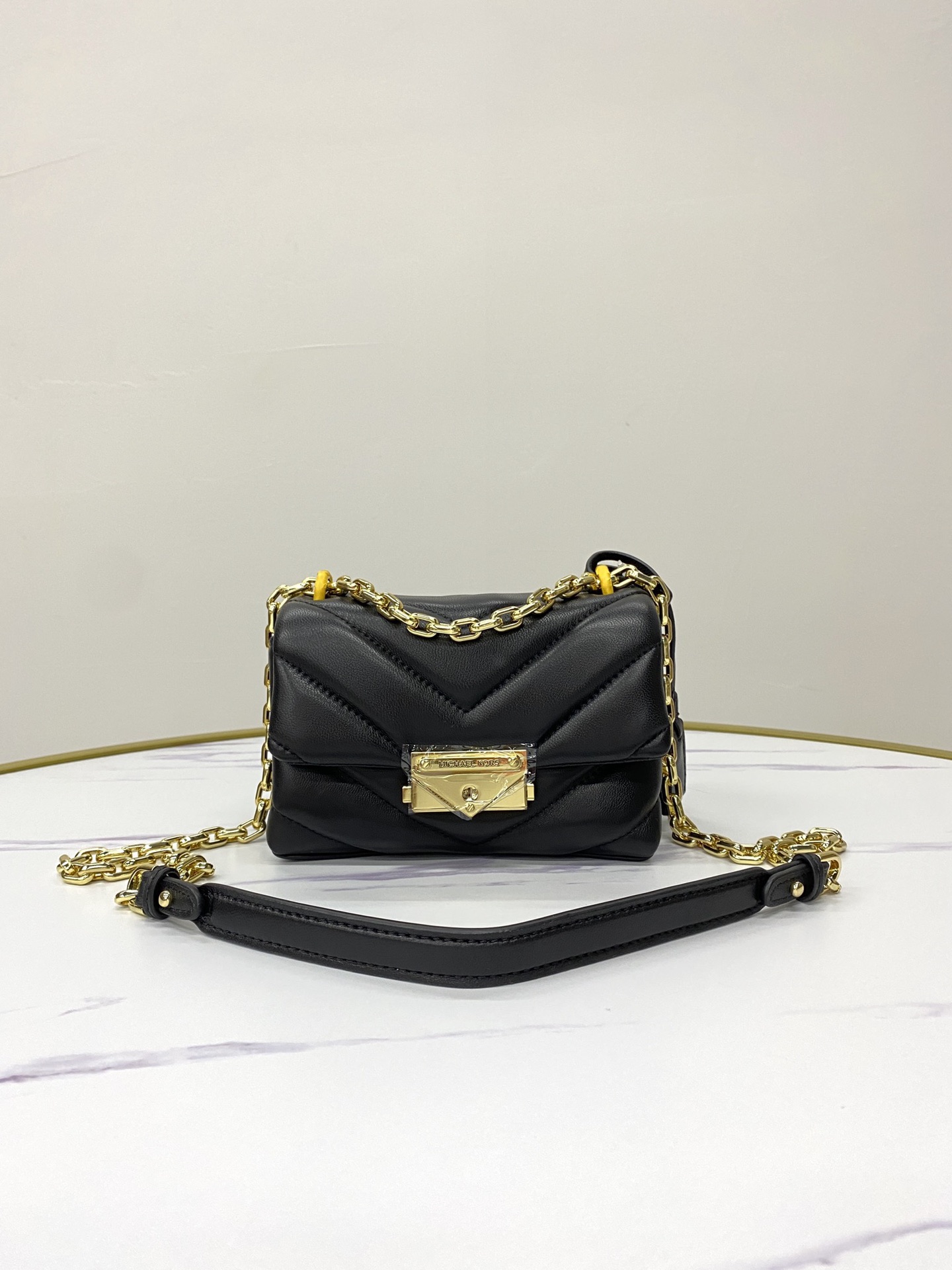Michael Kors ～mk cece羊‮绣皮‬花V型新款小号 小链条 长‮带肩‬斜挎单肩两用女士包 一个包