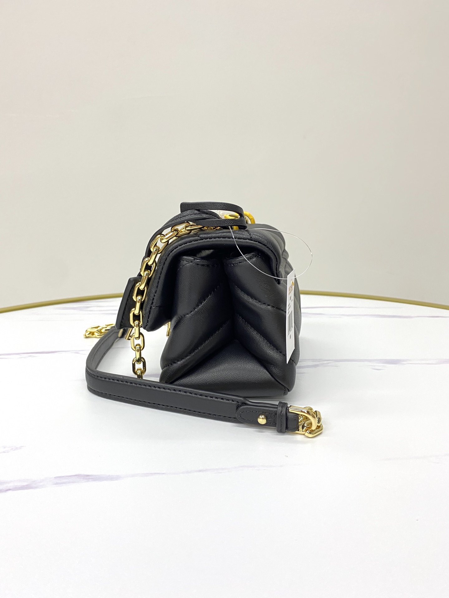 Michael Kors ～mk cece羊‮绣皮‬花V型新款小号 小链条 长‮带肩‬斜挎单肩两用女士包 一个包