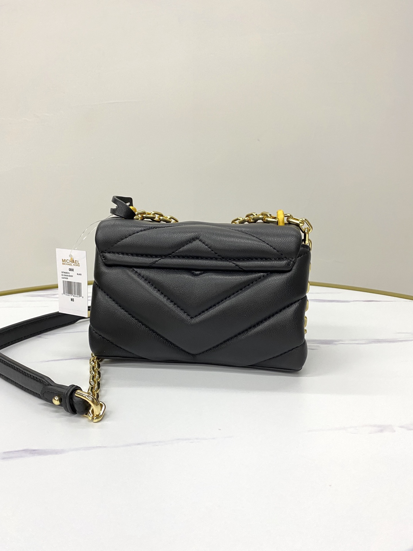 Michael Kors ～mk cece羊‮绣皮‬花V型新款小号 小链条 长‮带肩‬斜挎单肩两用女士包 一个包