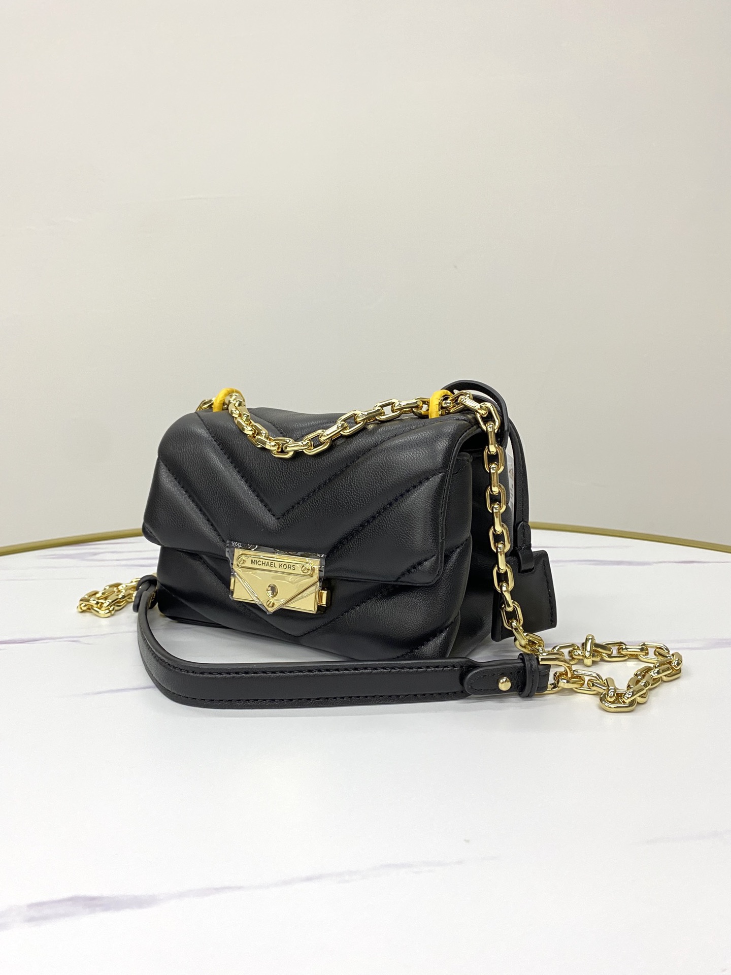 Michael Kors ～mk cece羊‮绣皮‬花V型新款小号 小链条 长‮带肩‬斜挎单肩两用女士包 一个包