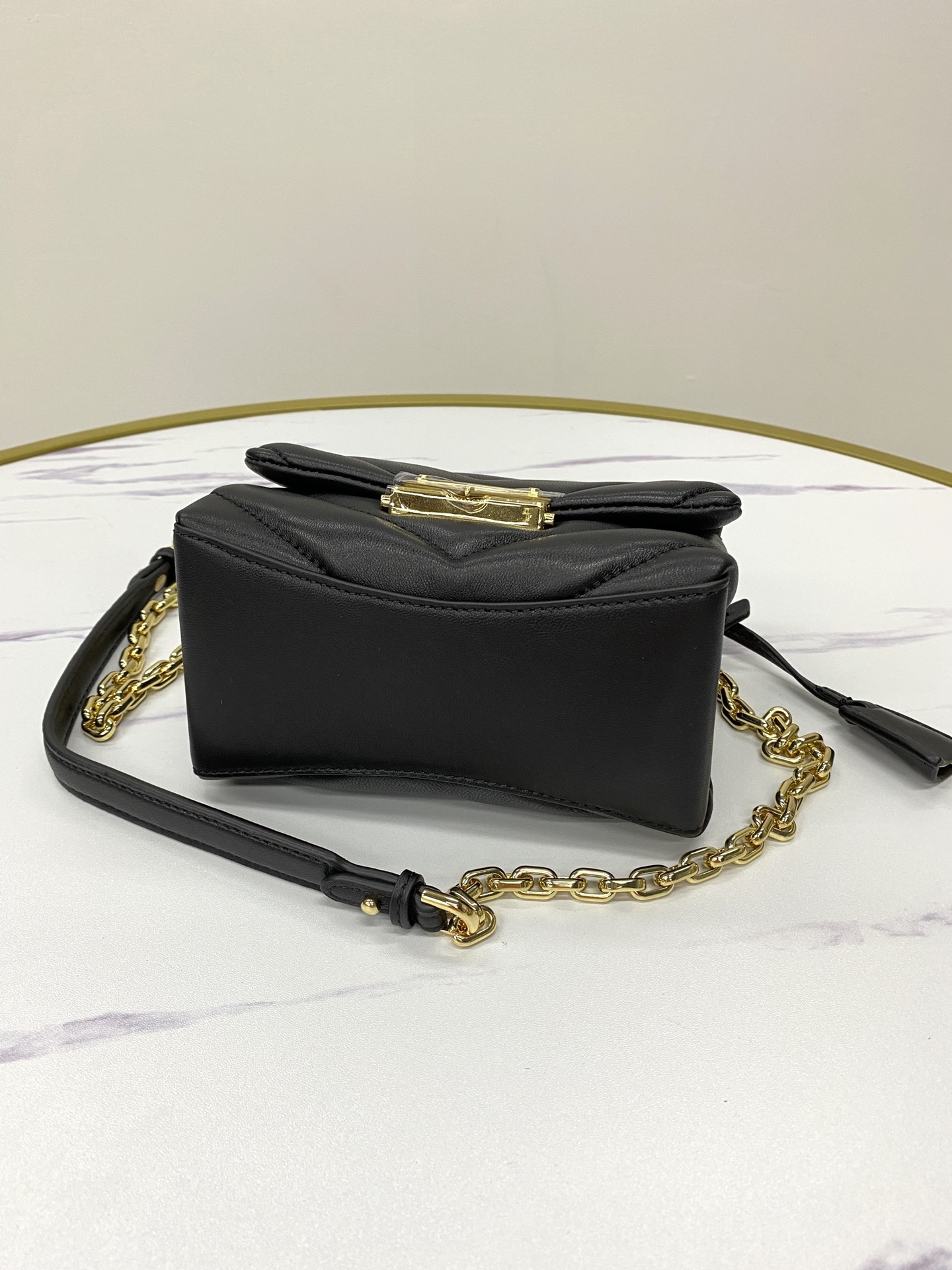 Michael Kors ～mk cece羊‮绣皮‬花V型新款小号 小链条 长‮带肩‬斜挎单肩两用女士包 一个包