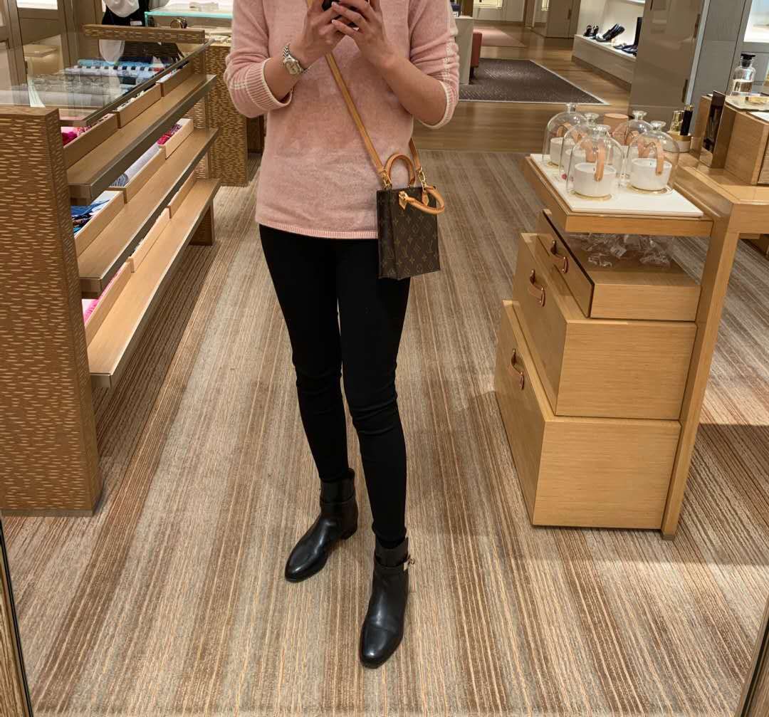 NO:203860,The original single hardware ETIT SAC LAT score bag M81295 new version of adjustable shoulder strap M69442 etit Sac lat handbag is a Monogram canvas to interpret the pocket version of Louis Vuitton's iconic Sac lat handbag, paired with a top handle and removable leather shoulder strap. The lightweight configuration hides plenty of space and can accommodate daily needs such as mobile phones. Size 14x17x5cm, LV [top original list], louis vuitton, louis vuitton19860909配礼盒对版开发原单五金ETIT SAC LAT 琴谱包M81295新版调节肩带 M69442 etit Sac lat 手袋以 Monogram 帆布演绎路易威登标志性 Sac lat 手袋的袖珍版本,搭配顶部手柄和可拆卸皮革肩带.轻盈构型暗藏充裕空间,可容纳手机等日常所需.尺寸14x17x5cm,LV【顶级原单】,louis vuitton,louis vuitton,Bag