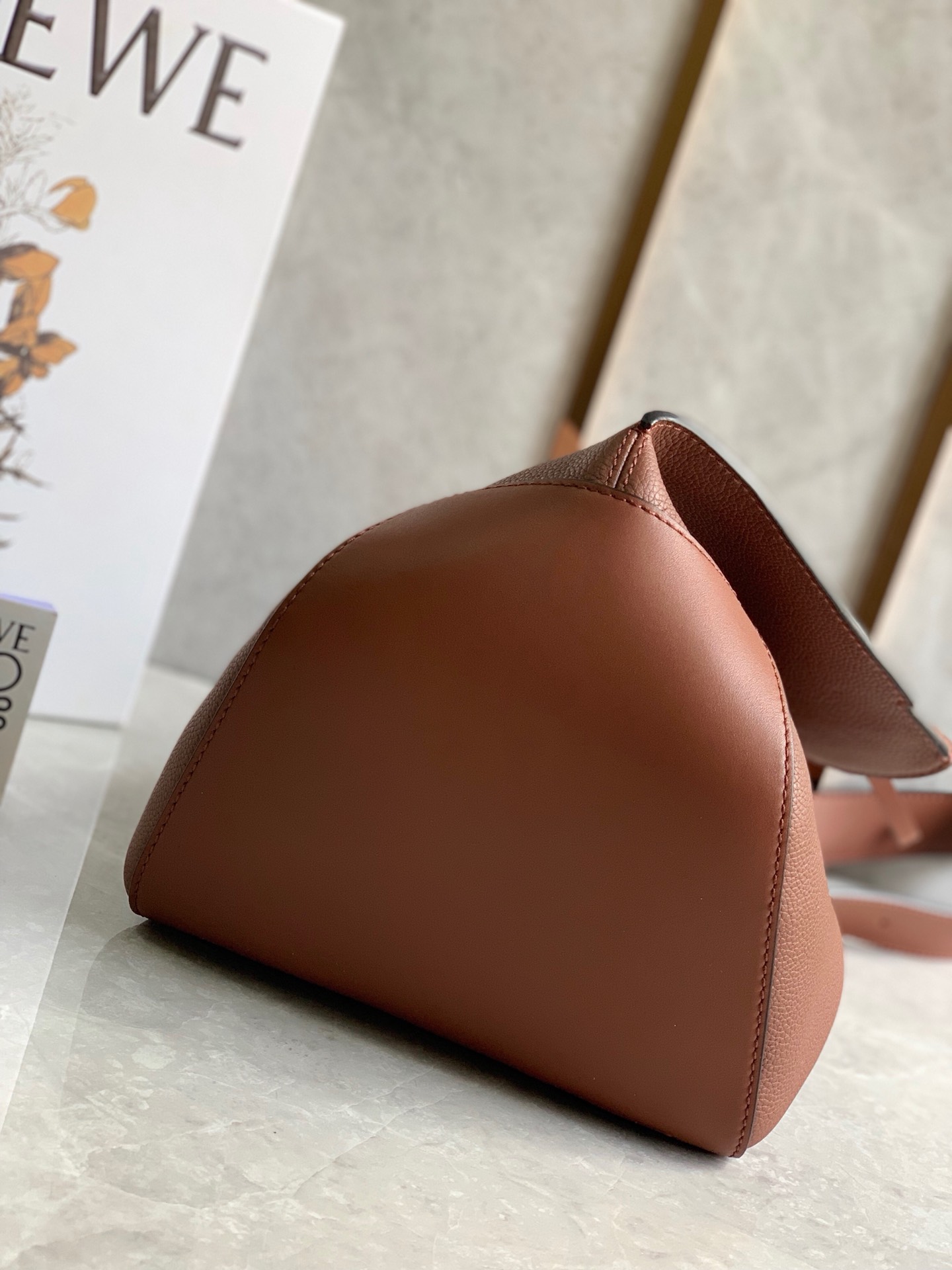 Loewe罗意威 Anton Backpack 焦糖色
