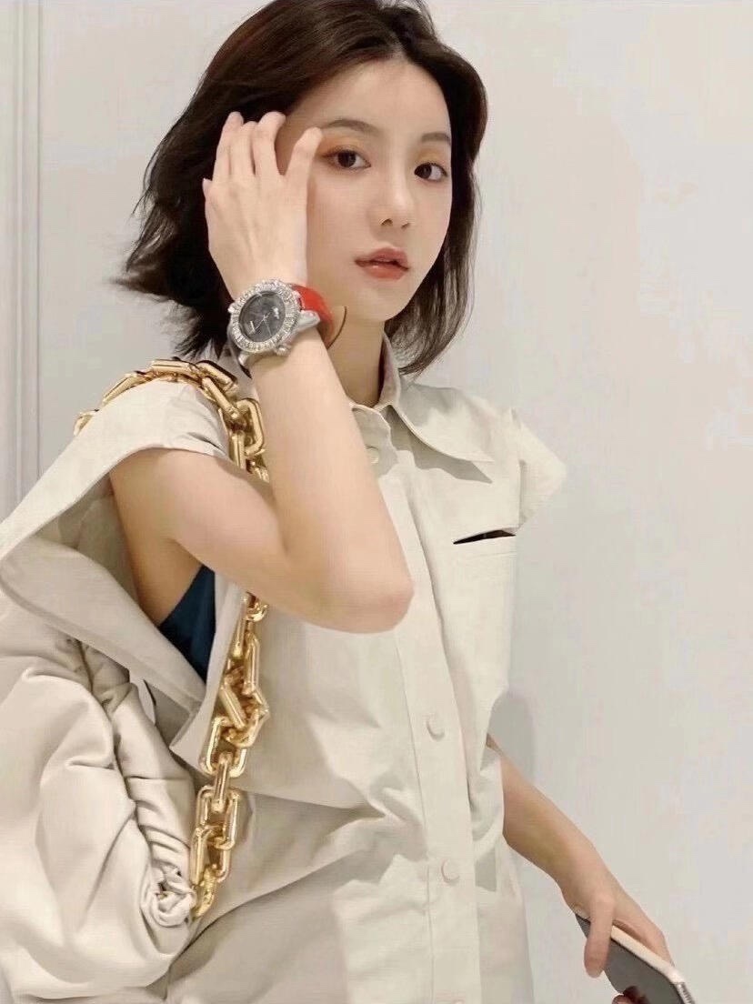 Bottega Veneta ๐๐๐ ๐พ๐๐ผ๐๐ ๐๐๐๐พ๐ 31CM BAG 620230็ฝ่ฒ/้้พ