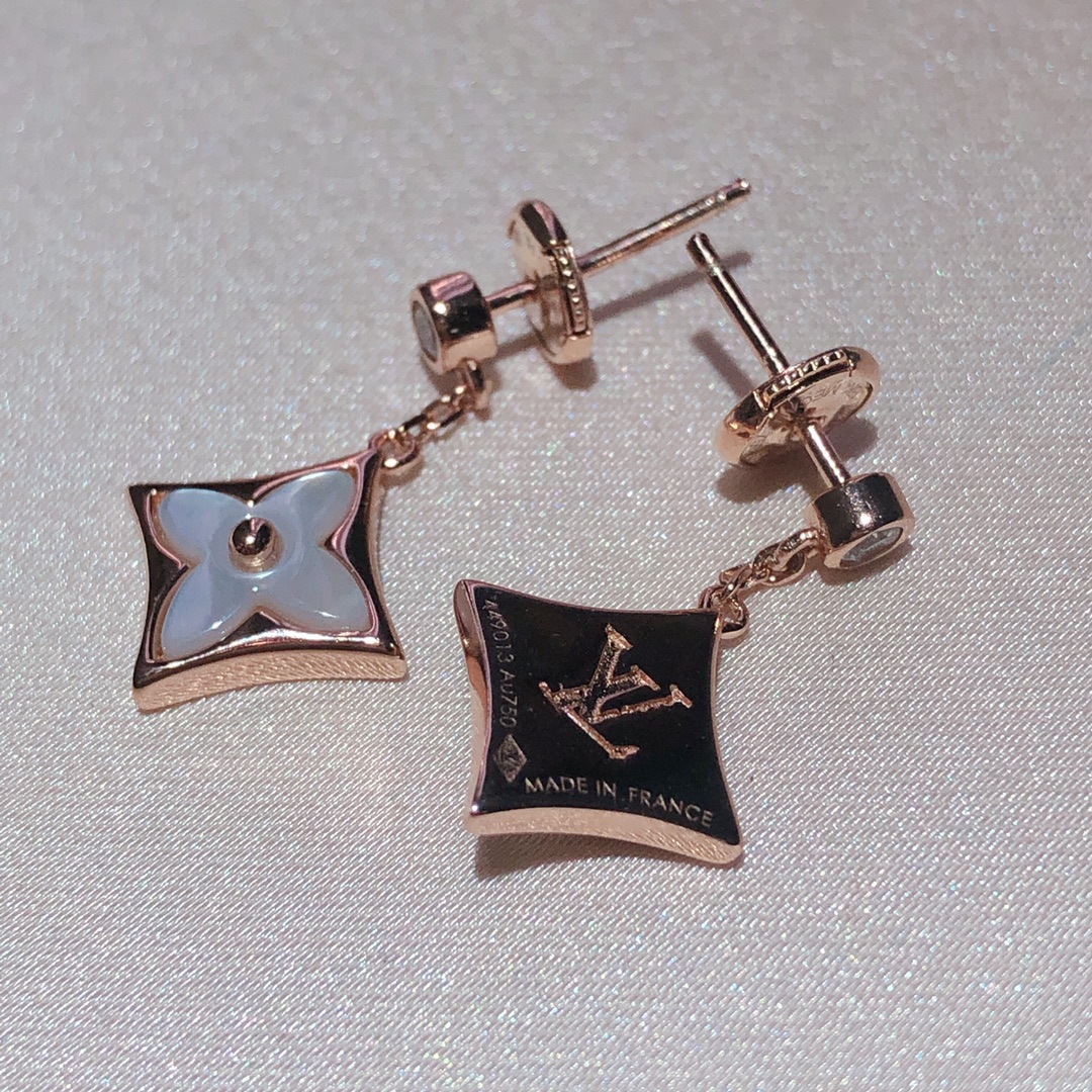NO:100906,L v Small diamond white shell ear hang White shell also shows very skin, Lv earrings, louis vuitton19860909L v 小菱格白贝耳吊 白贝也非常显皮肤哈,Lv耳钉,louis vuitton,Jewelry