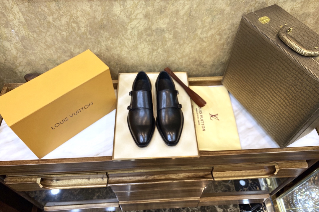 NO:897891,[Guaranteed Italian cowhide] High-end luxury recommendation. The latest spring and summer series. The design style has always been simple. High-cost materials, imported original leather, exquisite details, French and British fashion pursuit. Imported Italian genuine cowhide outsole. Small calf lining. The leather is soft. The buckle can be adjusted at will to suit any foot type. Enjoy the grandeur of the Champs Elysées. Comes with a special mahogany puller. Comes with a free forefoot (noble wooden box is included) 38/45,,cowhide19860909【保证意大利牛皮】 殿堂级奢侈推荐 最新春夏系列 一向设计风格讲究简洁 高成本用料,进口原版皮细节讲究,法国英伦时尚追求 进口意大利真牛皮大底 内里小胎牛 皮质舒软 搭扣的随意调节适合任何脚型 享受香榭丽舍大道的富丽堂皇 配专用红木拔 附赠鞋前掌（尊贵木盒另加）38/45,,cowhide,Men's shoes